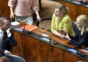 Valtiovarainministeri, kokoomuksen puheenjohtaja Petteri Orpo (vas.) kannattaa sote-uudistusta. Kokoomuksen kansanedustaja Elina Lepomäki (oik.) vastustaa sitä. Kokoomuksen kansanedustajan Sofia Vikmanin (keskellä) tuorein kanta ei ole selvillä.