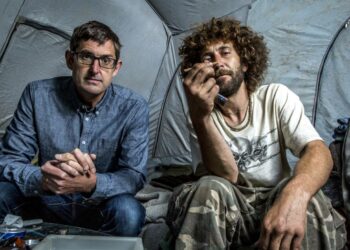 Louis Theroux (vas.) ja heroinisti Nate Walsh, joka asuu Ohio-joen rannalla teltassa.