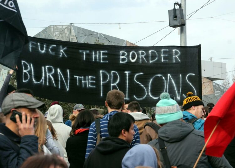 Mielenosoitus Melbournessa 27.7.2013. Mielenosoittajat vastustivat siirtolaisleirien perustamista Naurulle ja Manus-saarelle.