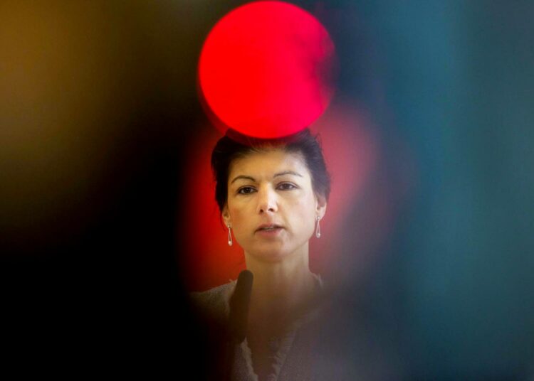 Die Linken parlamenttiryhmän johtaja Sahra Wagenknecht on hämmentänyt puoluetovereitaan maahanmuuttovastaisilla puheillaan.