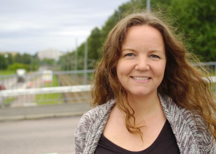 Median antama synkkä kuva syrjäytyneistä lähiöistä suututtaa Ruotsin vasemmistopuolueen kansanedustajaa Yasmine Posiota.