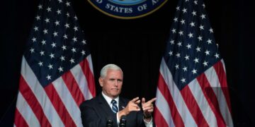 Varapresidentti Mike Pence on uskonnollisen oikeiston tärkein linkki Yhdysvaltain hallitukseen. Pence oli alun perin katolilainen ja demokraatti, mutta vaihtoi nuorena uskontonsa evankelikaaliseksi protestantismiksi ja puolueensa republikaaneiksi.