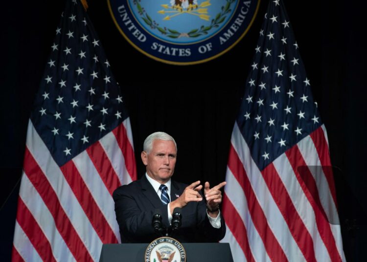 Varapresidentti Mike Pence on uskonnollisen oikeiston tärkein linkki Yhdysvaltain hallitukseen. Pence oli alun perin katolilainen ja demokraatti, mutta vaihtoi nuorena uskontonsa evankelikaaliseksi protestantismiksi ja puolueensa republikaaneiksi.