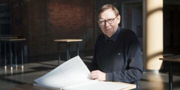 Kalevi Aho ei ole vain säveltäjä. Hänen kirjalliseen tuotantoonsa kuuluu yli 600 esseetä, kolumnia, teosesittelyä tai muuta kirjoitusta musiikista, kirjallisuudesta ja yhteiskunnasta.