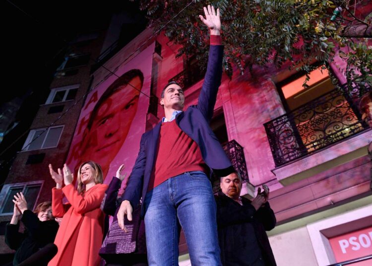 Sosialistipuolue PSOE:n johtaja, vt. pääministeri Pedro Sánchez tuuletti vaalitulosta sunnuntai-iltana Madridissa.
