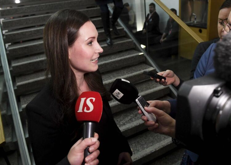Tuleva pääministeri Sanna Marin median haastateltavana SDP:n puoluevaltuuston kokouksessa sunnuntaina.