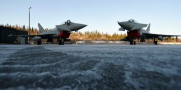 Kaksi yhteiseurooppalaista Eurofighter Typhoon -hävittäjää mediaesittelyssä Pirkkalassa 10. tammikuuta.