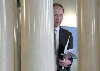 Perussuomalaisten Jussi Halla-aho näyttää kaapinpaikkaa kokoomukselle.