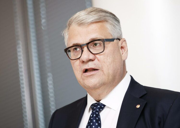 UPM:n toimitusjohtaja Jussi Pesonen tölväisi hallitusta lakkauttaessaan Kaipolan tehtaan.