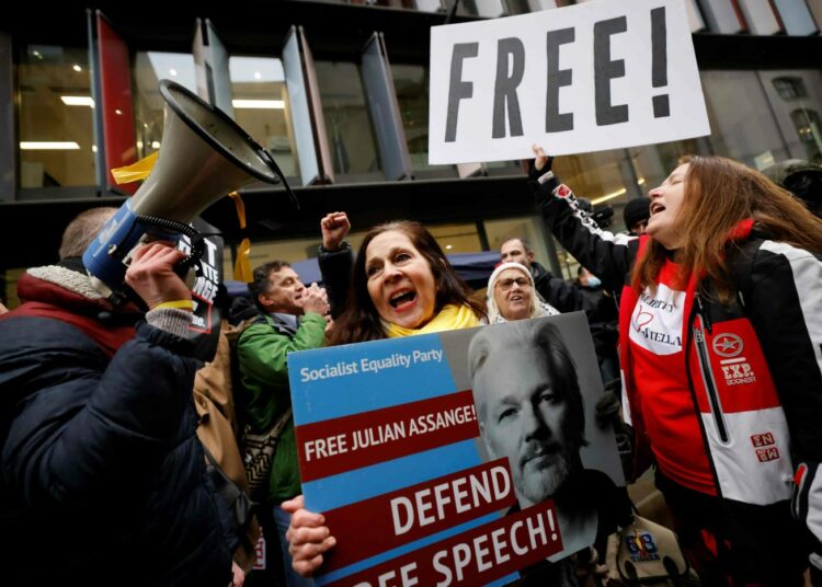 Julia Assangen kannattajat julkivat Lontoossa maanantaina 4.1. brittituomioistuimen päätöstä.