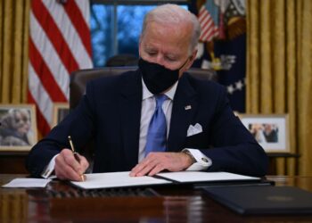 Presidentti Joe Biden palauttaa lupauksensa mukaisesti Yhdysvallat ilmastosopimukseen.