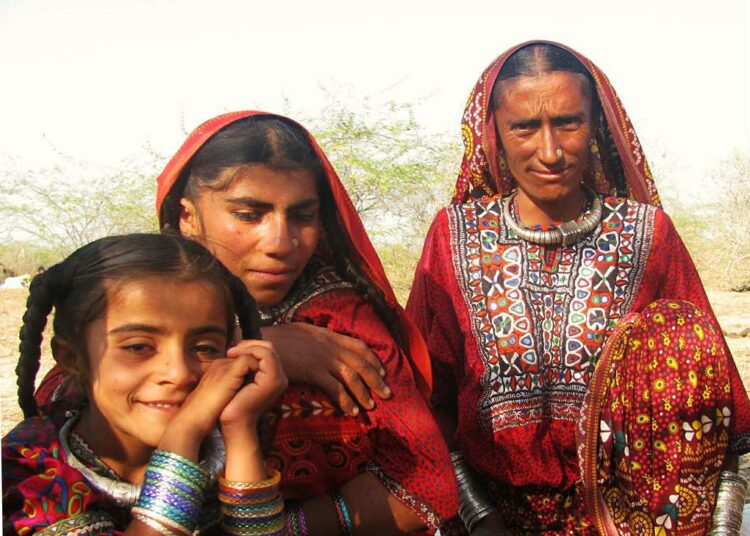 Tyttöjen silpominen on yleistä dawoodi bohra -shiiamuslimilahkon piirissä. Suurin osa Intian bohrista elää Gujaratin osavaltiossa, josta myös Intian tämänhetkinen pääministeri Narendra Modi on syntyisin.