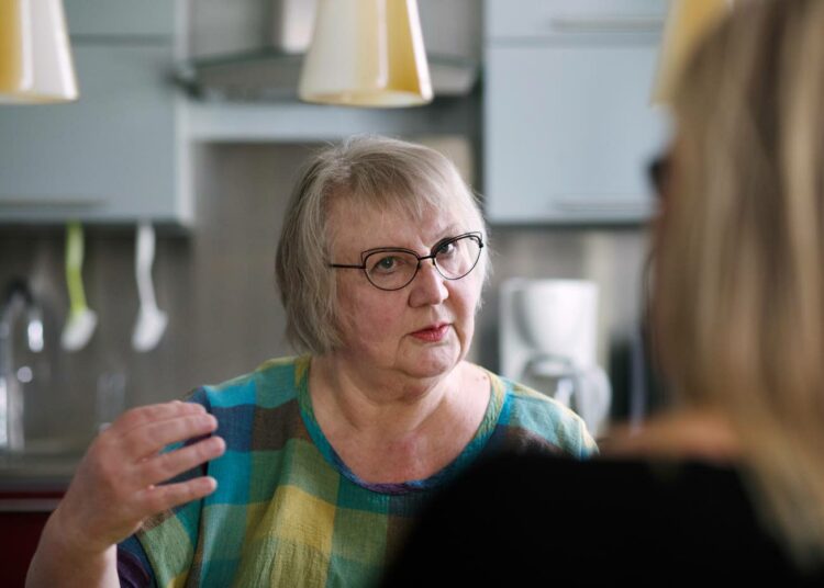 Taidetta käsittelevä Rottien pyhimys on Anneli Kannon henkilökohtaisin kirjansa. Kirjailijan työssä on samat tuskat ja tyydytykset kuin maalaamisessakin. Niitä hän on siirtänyt maalareiden harteille kirjassaan.