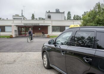 Pitkät välimatkat vaikuttavat sote-järjestelyihin niin Lapissa, Kainuussa kuin Pohjois-Pohjanmaalla. Kuvassa Inarin Saariselältä tullut taksi odotti Ivalon terveyskeskuksessa asioivaa asiakastaan kesällä 2016.