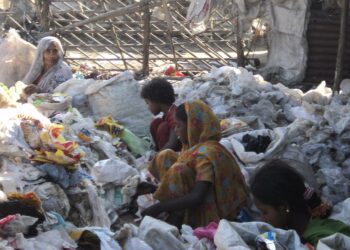 Samaan aikaan kun Intian miljardöörien lukumäärä ja omaisuus kasvavat, kasvaa myös köyhien määrä. Brittijärjestö Oxfam arvioi, että viimeisen kolmen vuosikymmenen aikana eriarvoisuus maassa on lisääntynyt. Kuvassa naiset lajittelevat roskakasoista kierrätyskelpoista materiaalia Delhissä.