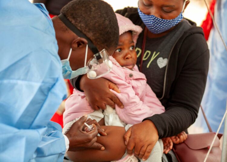 Malawilainen lapsi saa poliorokotuksen. Tähän mennessä vasta 19 Afrikan maata on ratifioinut sopimuksen Afrikan lääkeviraston perustamisesta. Afrikan Unionissa on 55 jäsenmaata, ja toistaiseksi sopimuksen ulkopuolella ovat alueelliset mahtivaltiot Etelä-Afrikka, Etiopia, Kenia, Nigeria ja Senegal.