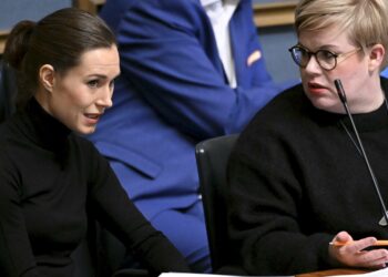 Pääministeri Sanna Marin ja valtiovarainministeri Annika Saarikko ottivat yhteen torstaina saamelaiskäräjälaista.