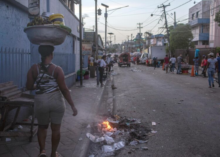 Jengiväkivalta muistuttaa Haitin pääkaupunki Port-au-Princessä paikoin jo sotatilaa.