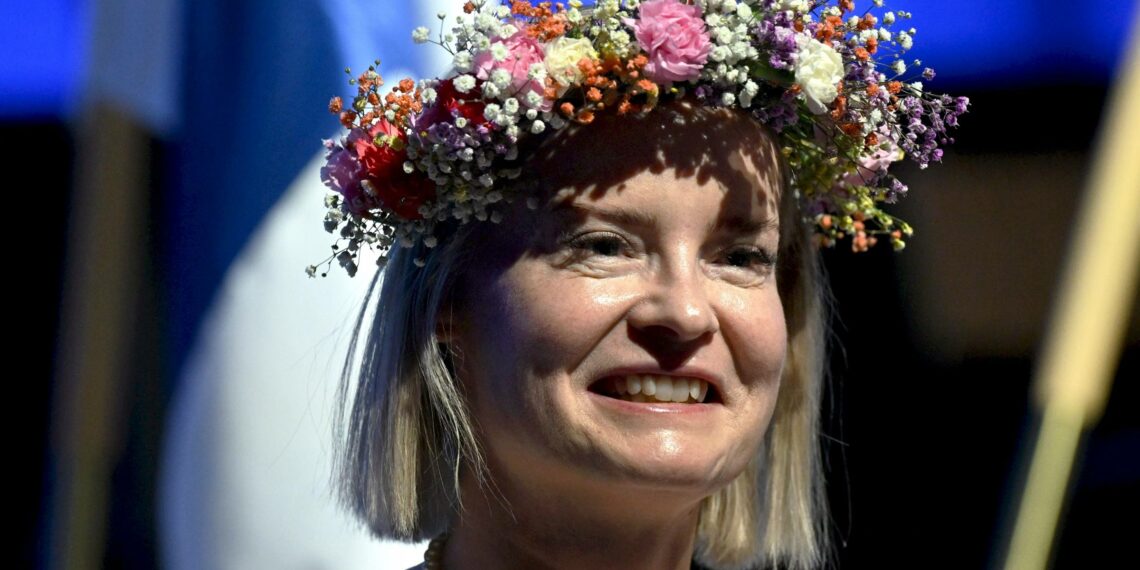 Perussuomalaiset kiittivät Riikka Purraa kukkaseppeleellä tämän pidettyä linjaqpuheensa sunnuntaina puoluekokouksessa.