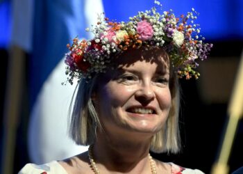 Perussuomalaiset kiittivät Riikka Purraa kukkaseppeleellä tämän pidettyä linjaqpuheensa sunnuntaina puoluekokouksessa.