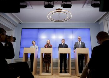 Veroalepäätöset tehneen hallituksen puoluejohtajat maa- ja metsätalousministeri Sari Essayah (kd..), valtiovarainministeri Riikka Purra (ps.), pääministeri Petteri Orpo (kok.) ja opetusministeri Anders Adlercreutz (r.)