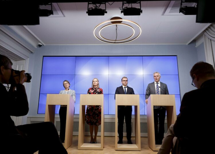 Veroalepäätöset tehneen hallituksen puoluejohtajat maa- ja metsätalousministeri Sari Essayah (kd..), valtiovarainministeri Riikka Purra (ps.), pääministeri Petteri Orpo (kok.) ja opetusministeri Anders Adlercreutz (r.)