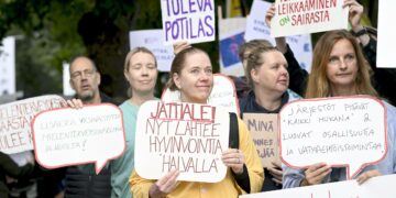 Mielenosoittajat tervehtivät budjettiriiheen saapunutta hallitusta.