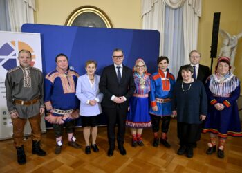 Kolttien luottamusmies Veikko Feodoroff (vas.), saamelaiskäräjien puheenjohtajan sijainen Tuomas Aslak Juuso, komission puheenjohtaja Hannele Pokka, pääministeri Petteri Orpo, komission jäsenet Anni-Siiri Länsman, Heikki Paltto, Irja Jefremoff ja Kari Mäkinen sekä komission tukena toimineen sihteeristön pääsihteeri Ulla Aikio-Puoskari saamelaisten totuus- ja sovintokomission loppuraportin luovutustilaisuudessa 4. joulukuuta.