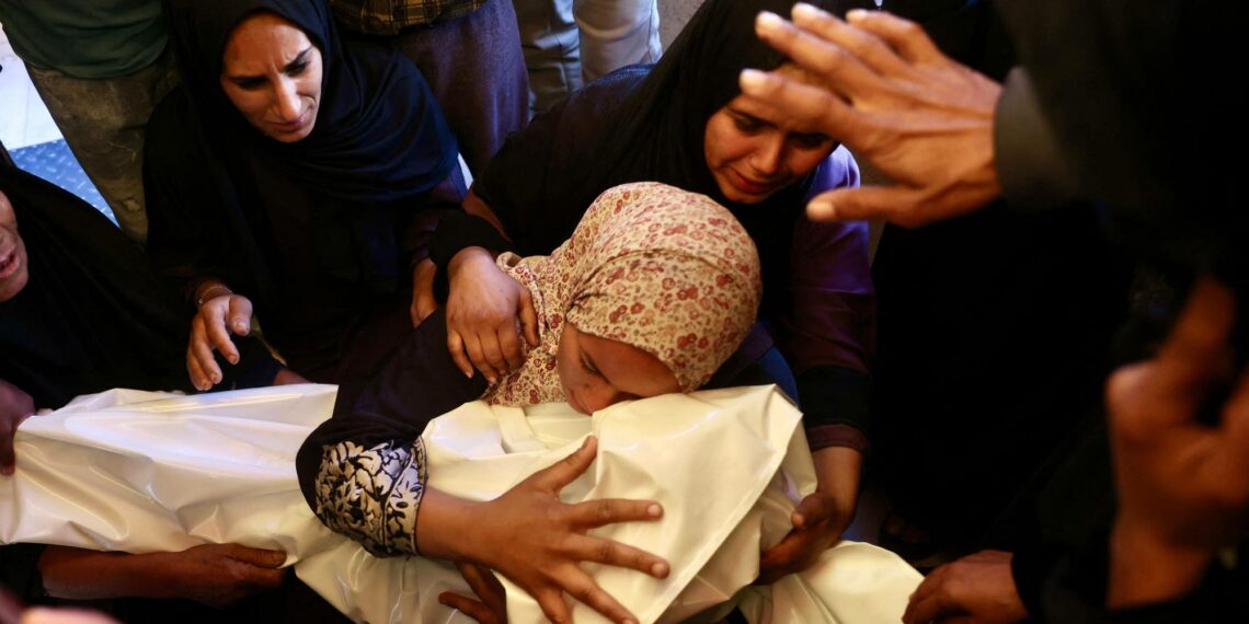 Palestiinalainen äiti suree kolmevuotiasta lastaan, joka kuoli Israelin ilmaiskussa 31. tammikuuta 2026.