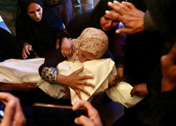 Palestiinalainen äiti suree kolmevuotiasta lastaan, joka kuoli Israelin ilmaiskussa 31. tammikuuta 2026.