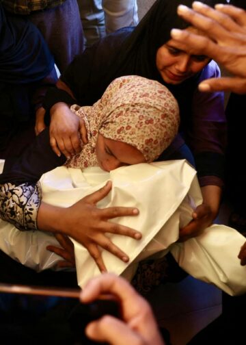 Palestiinalainen äiti suree kolmevuotiasta lastaan, joka kuoli Israelin ilmaiskussa 31. tammikuuta 2026.