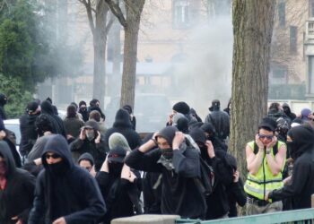 Strasbourg huhtikuun alussa. Kyynelkaasua , pamauksia ja musta blokki.