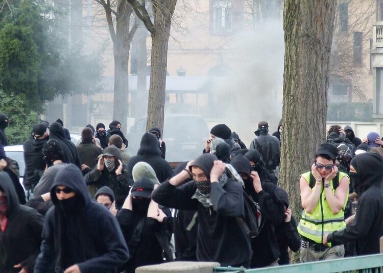 Strasbourg huhtikuun alussa. Kyynelkaasua , pamauksia ja musta blokki.