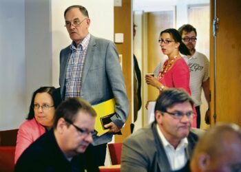 Paperiliiton valtuusto vaatii hallitukselta jämäkkyyttä omistajaohjaukseen. Kokoukseen marssimassa keskellä liiton sihteeri Sauli Kovanen.