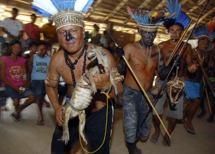 Amazonasin alueen intiaaneja joukkohäihin liittyvissä seremonioissa Paran osavaltiossa Brasiliassa.