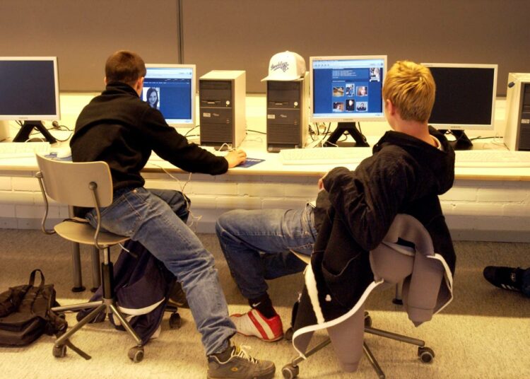 Vapaiden ohjelmien ja linux-päätteiden käyttöönotto toisi huomattavat säästöt koulujen ATK-kustannuksiin. Oppilaita helsinkiläisen koulun tietokoneluokassa.
