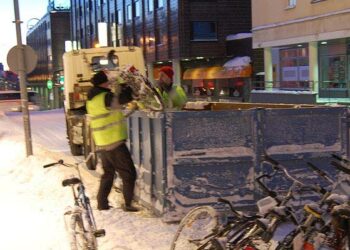 Hallitsematon polkupyörien pysäköinti heikentää Jyväskylän keskustan viihtyisyyttä. Keskiviikkona keskustasta kerättiin pois useampi autokuormallinen unohdettuja pyöriä.