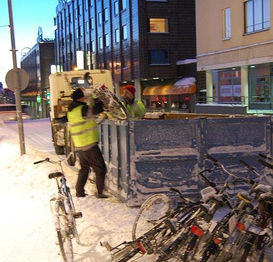 Hallitsematon polkupyörien pysäköinti heikentää Jyväskylän keskustan viihtyisyyttä. Keskiviikkona keskustasta kerättiin pois useampi autokuormallinen unohdettuja pyöriä.