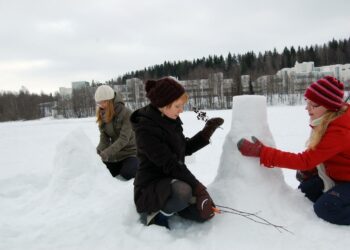 Opiskelijat Paula Rantanen, Vilhelmiina Alaoja ja Hilja Vuori olivat Jyväskylässä mukana rakentamassa Ilmastolumiukkoja.