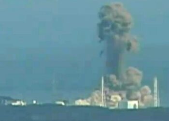 Japanin yleisradioyhtiö NHK:n välittämä kuva maanantaina tapahtuneesta uudesta räjähdyksestä Fukushimassa, tällä kertaa ydinvoimalan kolmosyksikössä.