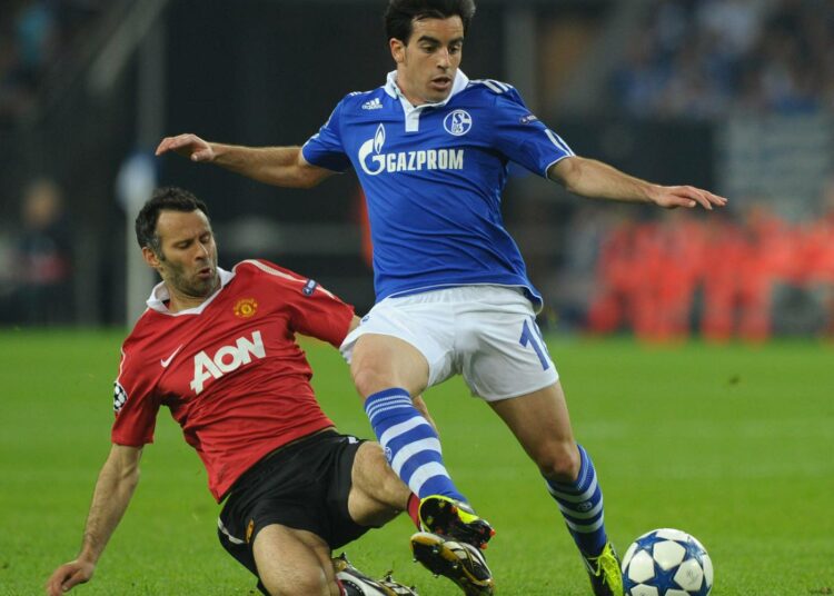 Schalken Jose Manuel Jurado (oik.) kaksinkamppailussa Manchester Unitedin Ryan Giggsin kanssa.