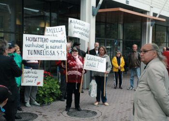 Rantaväylä-liikkeen edustajat evästivät tamperelaisvaltuutettuja virastotalon edustalla ennen kokouksen alkua.