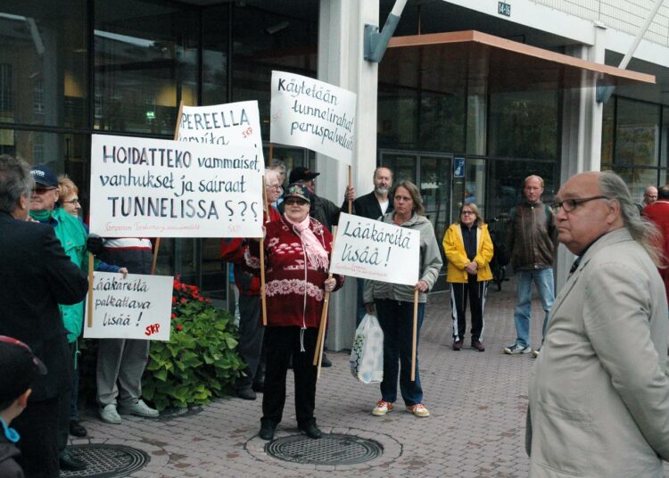 Rantaväylä-liikkeen edustajat evästivät tamperelaisvaltuutettuja virastotalon edustalla ennen kokouksen alkua.