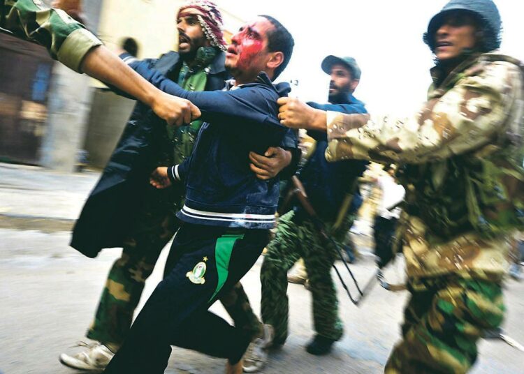 Libyan väliaikaishallinnon taistelijat Sirten kaupungissa ottivat kiinni miehen, jonka uskottiin olevan Muammar Gaddafin kannattaja.