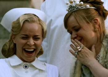 Prinsessalla (Katja Küttner)  ja hoitajalla (Paula Vesala) on hauskaa.
