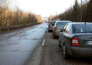Rajanylitysliikenne kasvaa ilman viisumivapauttakin. Henkilöautoja jonossa Suomen ja Venäjän rajalla.