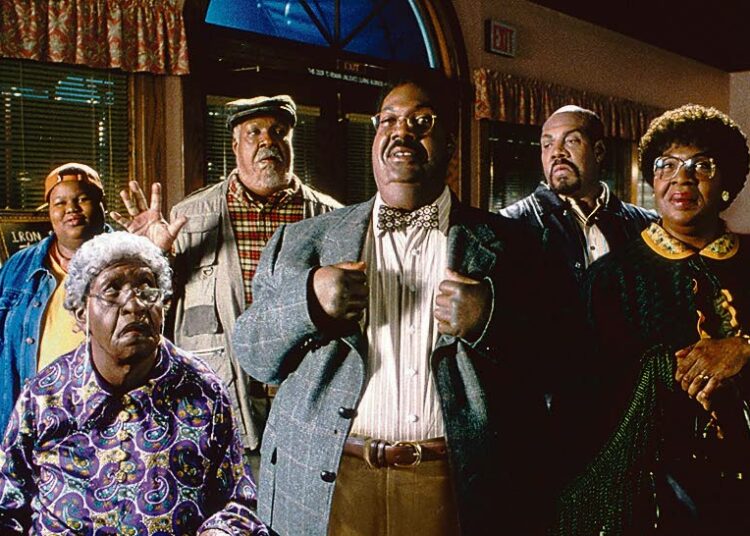 Eddie Murphy hoitaa maskin suojissa peräti seitsemän roolia. Joukkoon mahtuvat niin isä, äiti kuin isoäitikin.