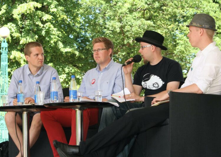 Nuoret miehet Erkki Perälä, Antti Lindtman, Juho-Aleksi Lepistö ja Timo Kontio puhuivat viisaita asumisesta.