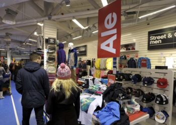 Kauppa käy varsinkin alennusmyyntien aikaan, mutta suuri osa myyjistä tekee vastoin tahtoaan osa-aikatyötä.