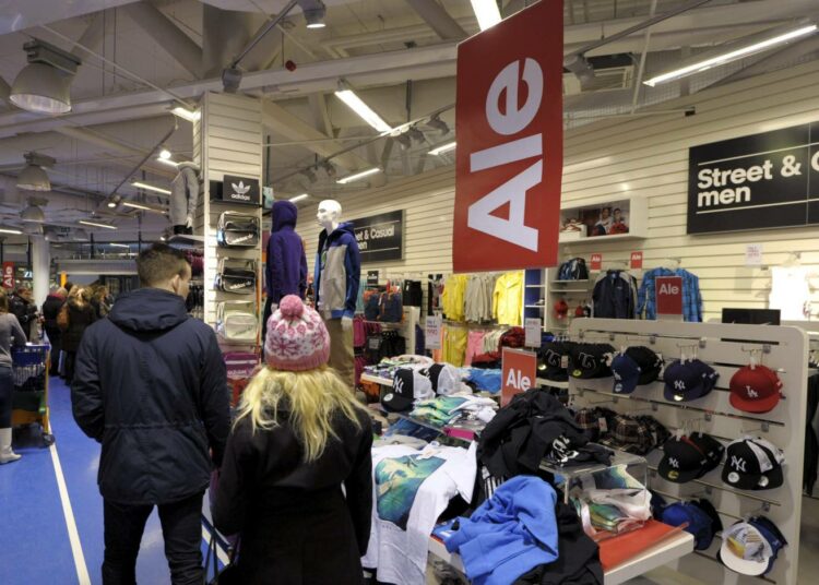 Kauppa käy varsinkin alennusmyyntien aikaan, mutta suuri osa myyjistä tekee vastoin tahtoaan osa-aikatyötä.